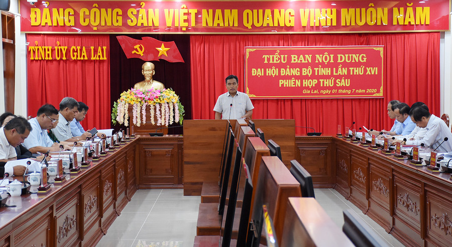  Bí thư Tỉnh ủy Hồ Văn Niên phát biểu tại phiên họp. Ảnh: M.N