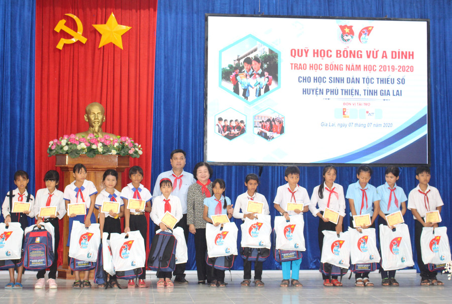 Nguyên Phó Chủ tịch nước Trương Mỹ Hoa và Phó Chủ tịch UBND tỉnh Kpă Thuyên trao học bổng cho học sinh dân tộc thiểu số ở huyện Phú Thiện. Ảnh: P.L  Nguyên Phó Chủ tịch nước Trương Mỹ Hoa và Phó Chủ tịch UBND tỉnh Kpă Thuyên trao học bổng cho học sinh dân tộc thiểu số ở huyện Phú Thiện. Ảnh: P.L