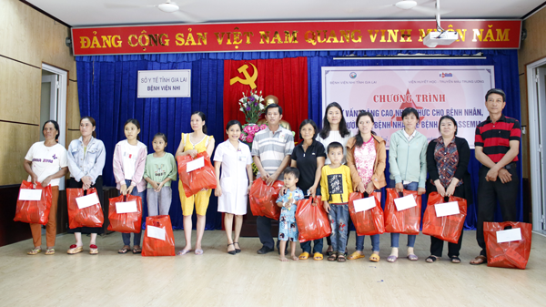 Trao quà cho các bệnh nhân tan máu bẩm sinh trên địa bàn tỉnh tại chương trình tư vấn, nâng cao nhận thức về bệnh Thalassemia. Ảnh: Như Nguyện 