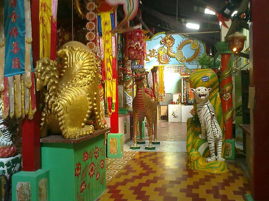 Bửu Sơn Tự (chùa Đất Sét) nổi tiếng với gần 2.000 tượng Phật, hiện vật và các linh thú được làm bằng đất sét, trong đó có “Tháp Đa Bảo và Bảo Tòa Liên” được Tổ chức Kỷ lục Guiness Việt Nam công nhận là 2 hiện vật nhà Phật lớn nhất bằng đất sét có tại Việt Nam.