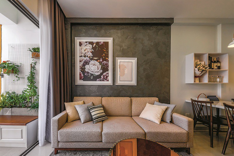 Không hoàn toàn phủ màu xám lên mọi góc nhà; mà màu này được cân nhắc làm điểm nhấn hay nền ở nhiều nơi với nhiều sắc độ. Mảng tường sau lưng sofa phòng khách được sơn màu xám đậm. Để cân bằng, nội thất sử dụng kết hợp với các màu sáng, màu trung tính. Không hoàn toàn phủ màu xám lên mọi góc nhà; mà màu này được cân nhắc làm điểm nhấn hay nền ở nhiều nơi với nhiều sắc độ. Mảng tường sau lưng sofa phòng khách được sơn màu xám đậm. Để cân bằng, nội thất sử dụng kết hợp với các màu sáng, màu trung tính.