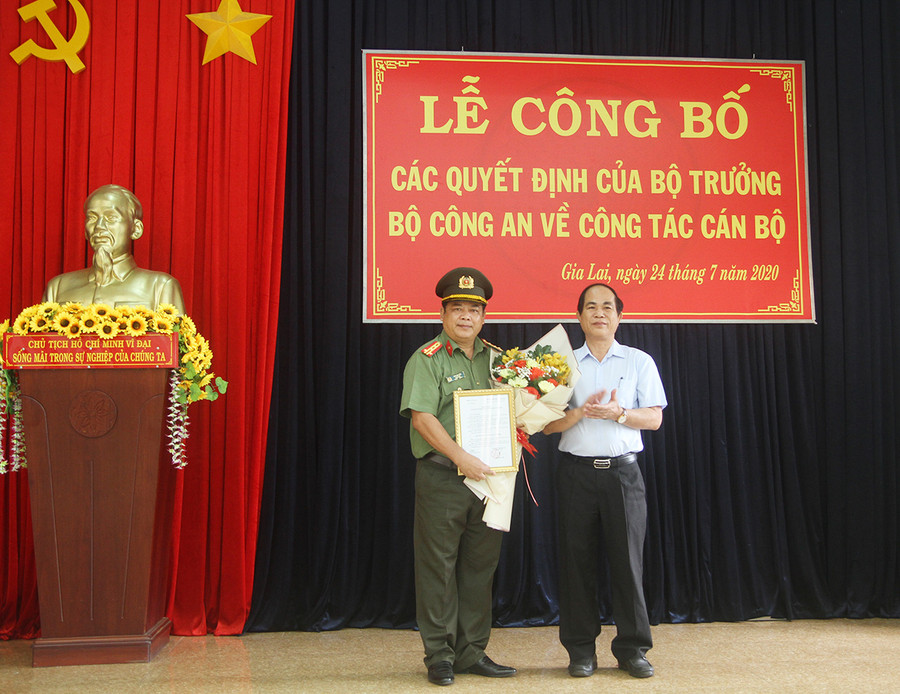 Phó Bí thư Tỉnh ủy, Chủ tịch UBND tỉnh Võ Ngọc Thành trao quyết định của Ban Thường vụ Tỉnh ủy cho Đại tá Rah Lan Lâm. Ảnh: Văn Ngọc Đồng chí Võ Ngọc Thành trao quyết định cho Đại tá Rah Lan Lâm. Ảnh: Văn Ngọc