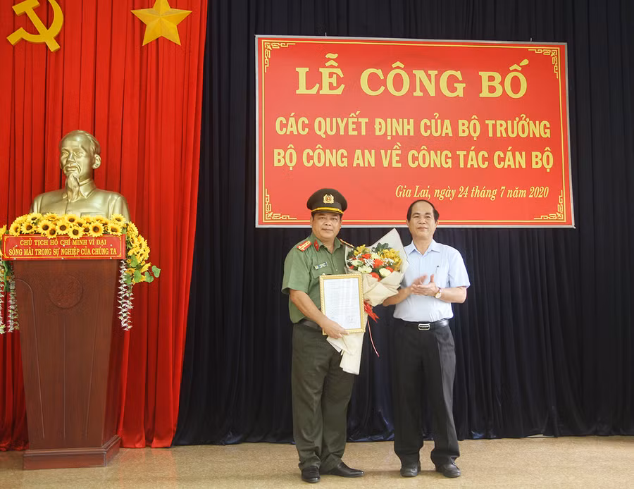 Đồng chí Võ Ngọc Thành trao quyết định cho Đại tá Rah Lan Lâm. Ảnh: Văn Ngọc