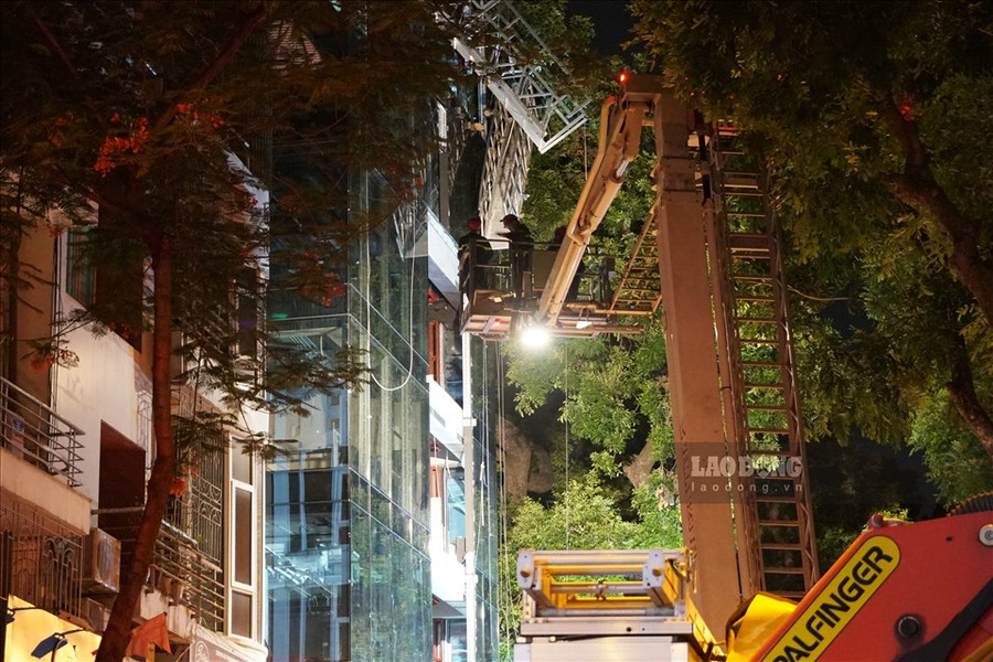 Lực lượng chức năng kiểm tra hiện trường.
