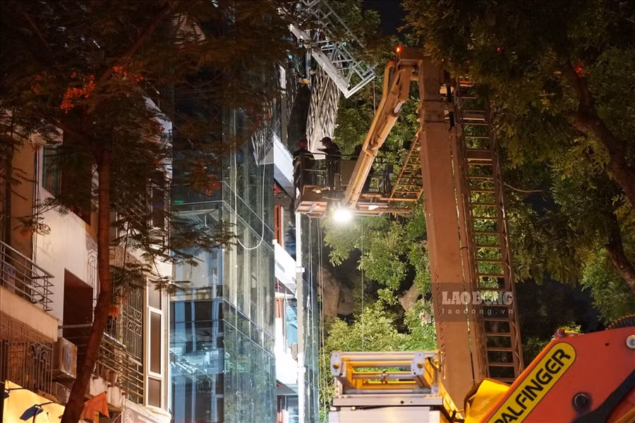 Lực lượng chức năng kiểm tra hiện trường.