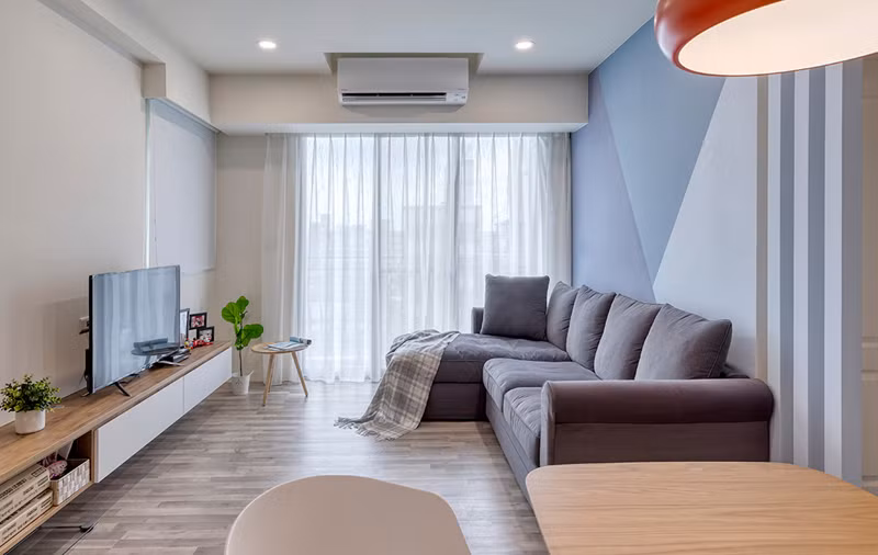 Chủ sở hữu rất chú ý đến ánh sáng và yêu thích ánh sáng tự nhiên. Vì vậy, cô loại bỏ tấm màn cửa dày để thay một tấm màn của mỏng, nhẹ hơn.