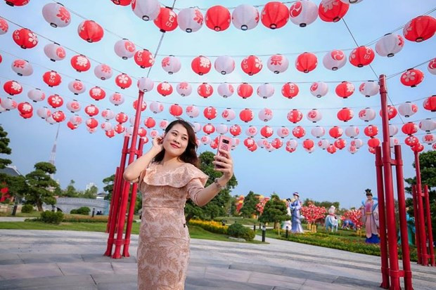 Sân đèn lồng với 800 chiếc được in hình ảnh hoa anh đào- biểu tượng của Nhật Bản. (Ảnh: CTV)  Sân đèn lồng với 800 chiếc được in hình ảnh hoa anh đào- biểu tượng của Nhật Bản. (Ảnh: CTV)