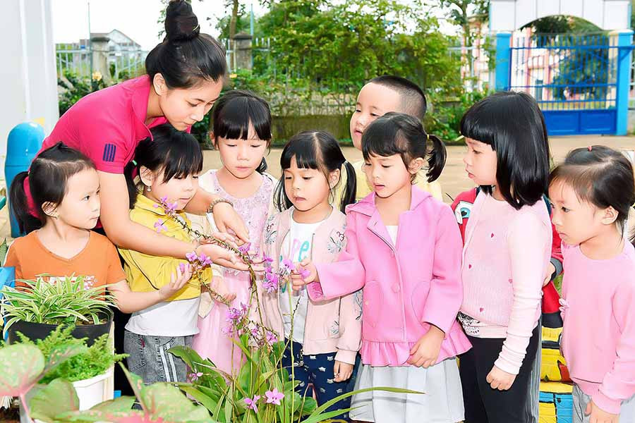 Học sinh Trường Mầm non Sao Việt (TP. Pleiku) trong một giờ ngoại khóa. Ảnh: Đ.T