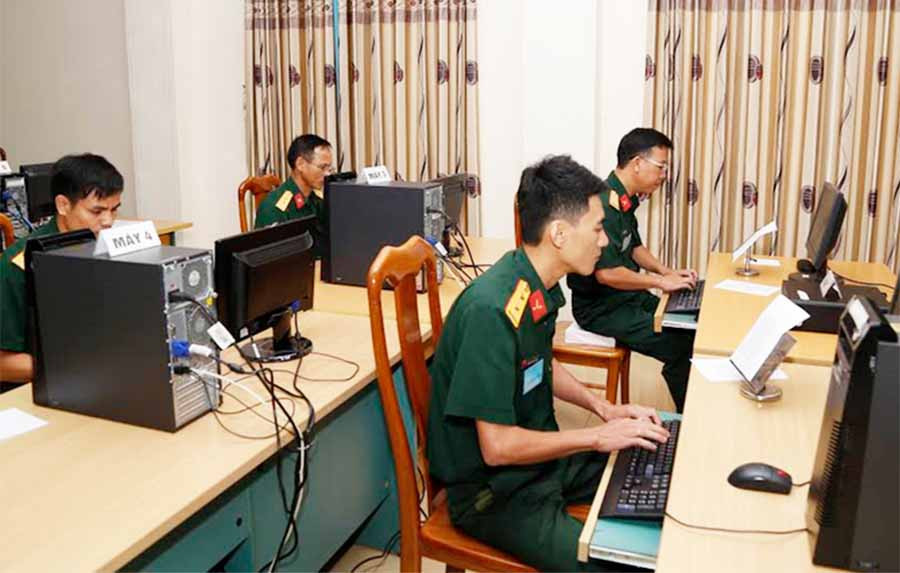  Các thí sinh thực hành giải mã. Ảnh: V.D.H