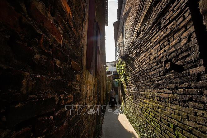 Những con ngõ nhỏ hun hút của làng cổ Bát Tràng, khiến cho du khách khi đến đây như đến một thế giới khác, trở về với quá khứ.