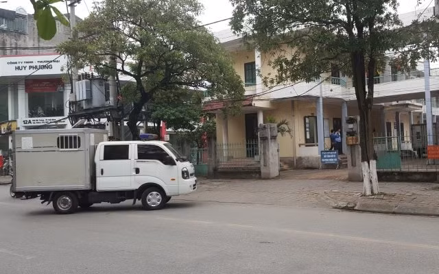 Xe chở bị can Phạm Ánh Dương đến địa diểm xét xử thuộc TAND TP Thái Bình chiều ngày 20-9