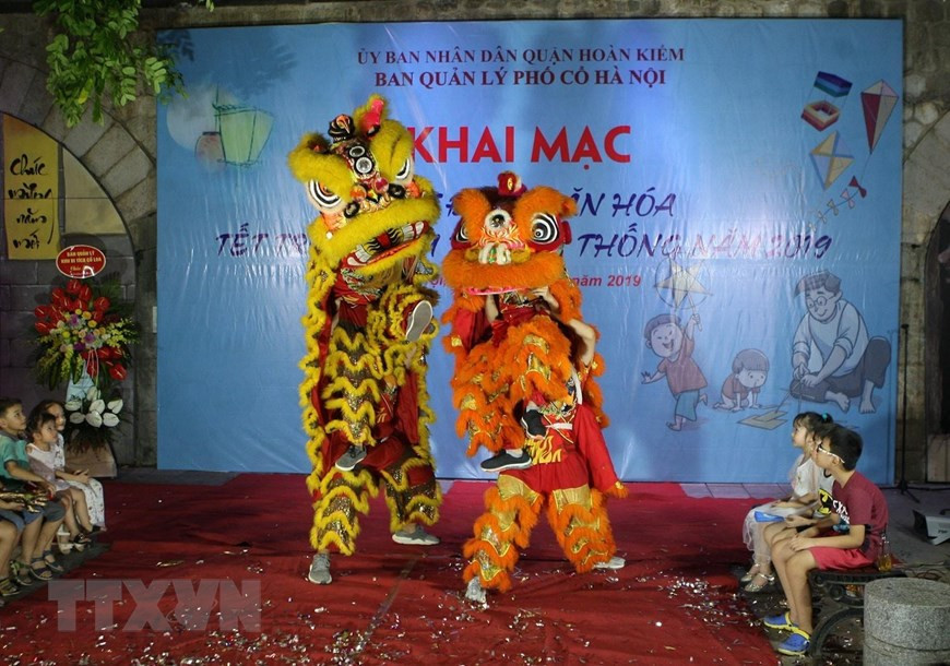 Biểu diễn múa lân phục vụ các em nhỏ trong tối khai mạc. 