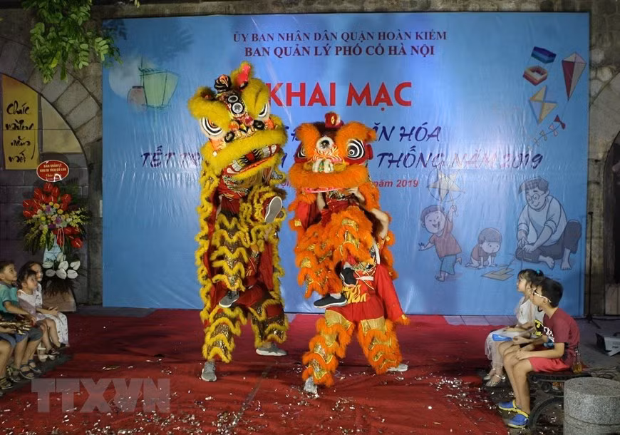 Biểu diễn múa lân phục vụ các em nhỏ trong tối khai mạc. 