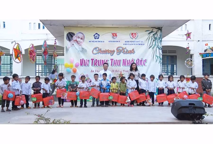  Các đồng chí lãnh đâọ Đoàn TN tỉnh và huyện ủy trao quà Trung thu cho các em thiếu nhi nghèo. Ảnh: H.Đ.T