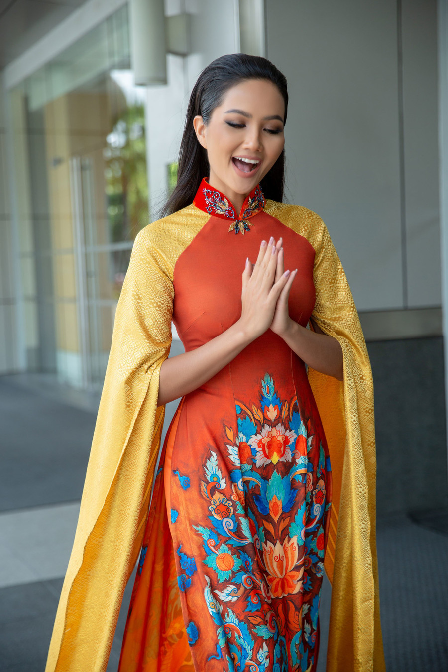 Trong chuyến công tác tham gia sự kiện Vietnamese Week in Thailand 2019, Hoa hậu H’Hen Niê chọn bộ áo dài truyền thống, với tay áo vải gấm họa tiết cảm hứng từ xứ sở chùa Vàng  Trong chuyến công tác tham gia sự kiện Vietnamese Week in Thailand 2019, Hoa hậu H’Hen Niê chọn bộ áo dài truyền thống, với tay áo vải gấm họa tiết cảm hứng từ xứ sở chùa Vàng