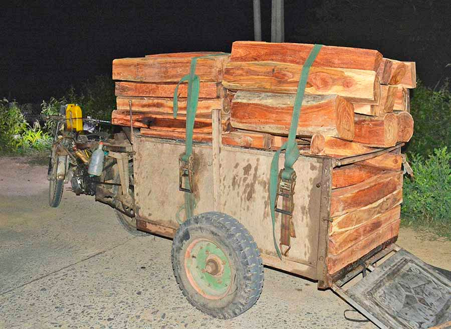 Chiếc xe chở gỗ lậu bị hư hỏng bỏ lại bên đường qua xã Ia Kdăm (huyện Ia Pa). Ảnh: KHÁNH TOÀN