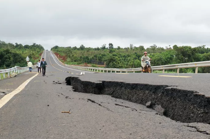 Những vết nứt toác rất sâu của con đường vừa hoàn thành. Ảnh: NLĐ & Tuổi Trẻ Những vết nứt toác rất sâu của con đường vừa hoàn thành. Ảnh: NLĐ & Tuổi Trẻ