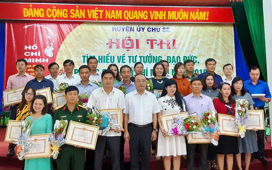 Lãnh đạo Huyện ủy Chư Sê tặng giấy khen cho các đội đạt giải. Ảnh: Anh Quân Lãnh đạo Huyện ủy Chư Sê tặng giấy khen cho các đội đạt giải. Ảnh: Anh Quân