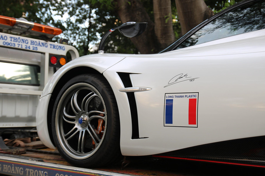 Trắng đỏ xanh là tone màu thường thấy trên những chiếc xe của Minh Nhựa như Lamborghini Aventador SV (đã bán) và chiếc siêu SUV Lamborghini Urus. Ảnh: Thịnh BMW. Trắng đỏ xanh là tone màu thường thấy trên những chiếc xe của Minh Nhựa như Lamborghini Aventador SV (đã bán) và chiếc siêu SUV Lamborghini Urus. Ảnh: Thịnh BMW.
