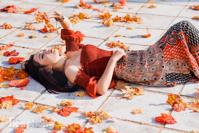 Bối cảnh nơi đây khiến người dân Thủ đô có thể thỏa sức check-in, chụp ảnh, quay clip, mv lãng mạn với hàng phong đỏ ngay tại Việt Nam mà không phải qua Hàn Quốc hay Canada.