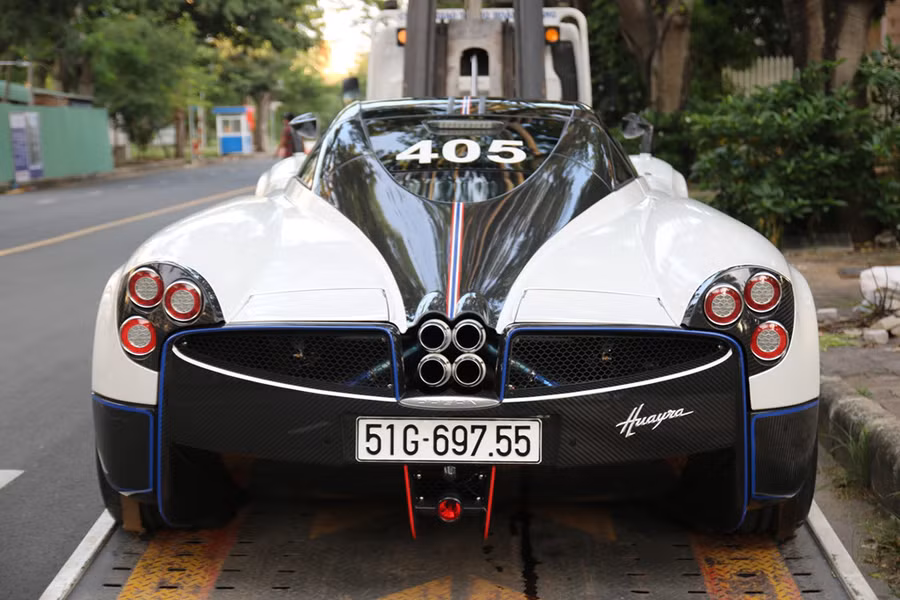  Công tác chuẩn bị xe đã được thực hiện từ cuối tháng 8. Siêu xe nổi tiếng nhất của Minh Nhựa và cũng là siêu xe đắt nhất Việt Nam - Pagani Huayra - được dán decal màu trắng chủ đạo, kết hợp với tone đỏ xanh. Ảnh: Thịnh BMW.