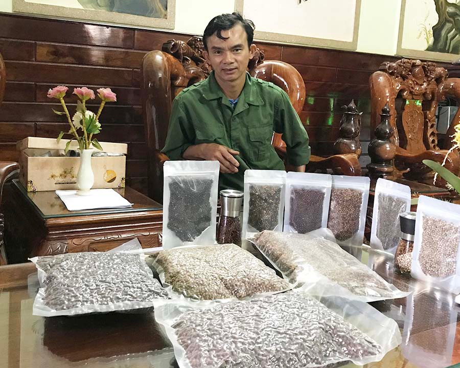 Ông Trần Quang Sơn (thôn 5, xã Nam Yang, huyện Đak Đoa) bên các sản phẩm hồ tiêu được chế biến từ máy sấy hồng ngoại tham gia OCOP. Ảnh: N.D