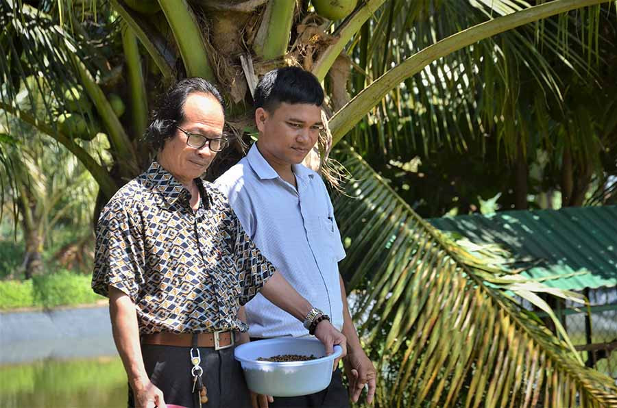 2Ông Vũ Văn Trung (bìa trái) rất tâm huyết với dự án du lịch sinh thái tại Ia Mơ Nông-ảnh PL