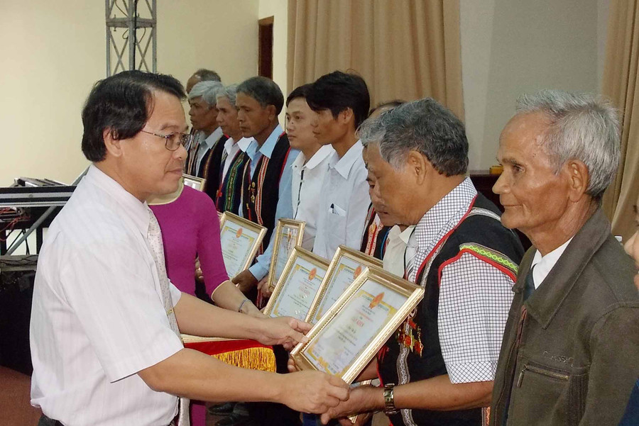 Khen thưởng các cá nhân tiêu biểu về học tập và làm theo tư tưởng, đạo đức, phong cách Hồ Chí Minh. Ảnh: Thanh Nhật