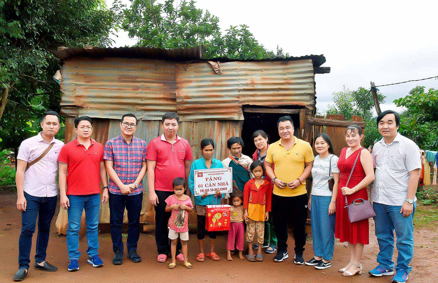 Đoàn thiện nguyện Công ty TNHH Đầu tư địa ốc Đại Phú và Công ty TNHH Kính Song Việt TP.HCM trao số tiền cho gia đình ông Ayir, làng Groi , xã Kon Thụp, huyện Mang Yang. Ảnh: Đức Thụy