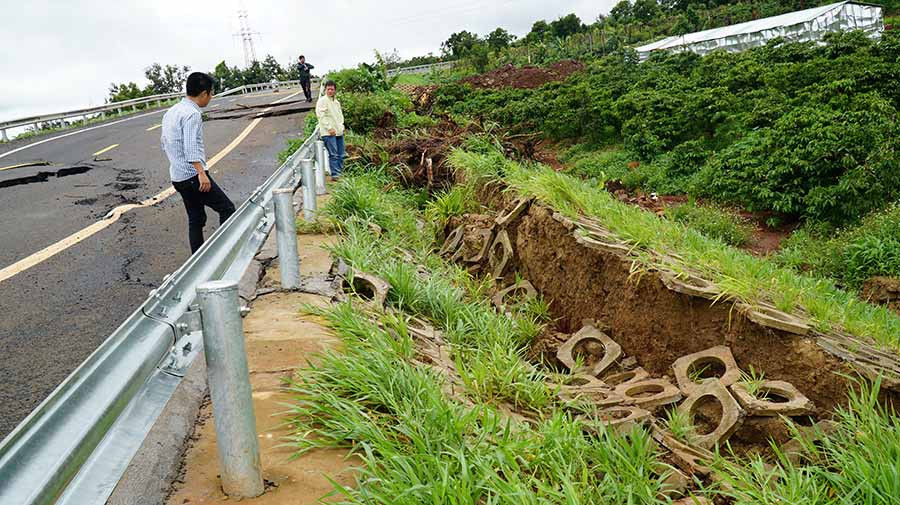 Kè hai bên đường bị nứt toác. Ảnh: N.T Kè hai bên đường bị nứt toác. Ảnh: N.T