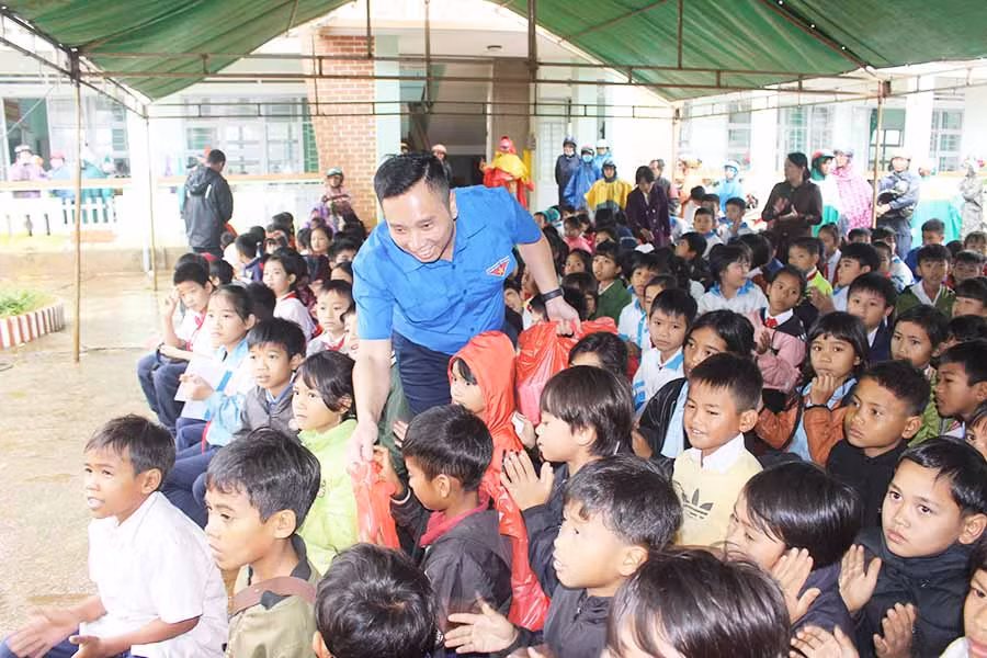 Anh Lê Anh Quân-Phó Trưởng ban Công tác thiếu nhi Trung ương Đoàn,Trưởng đoàn công tác đã tặng quà cho các em thiếu nhi Trường Tiểu học Nguyễn Du nhân dịp Tết Trung thu. Ảnh: Thủy Bình