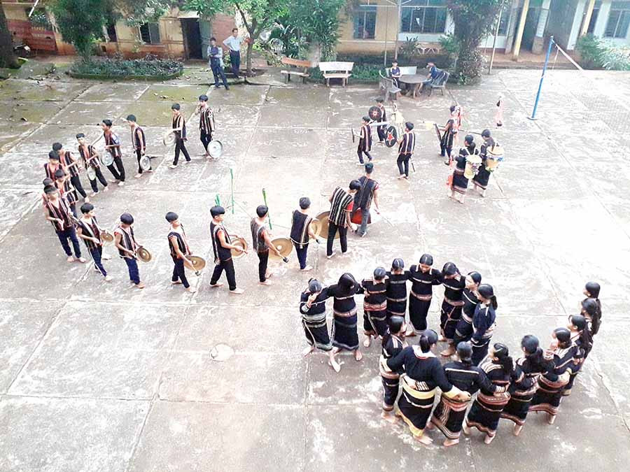 Học sinh Trường THCS Dân tộc Nội trú huyện Đức Cơ tập luyện cồng chiêng chuẩn bị cho liên hoan. Ảnh: L.N Học sinh Trường THCS Dân tộc Nội trú huyện Đức Cơ tập luyện cồng chiêng chuẩn bị cho liên hoan. Ảnh: L.N