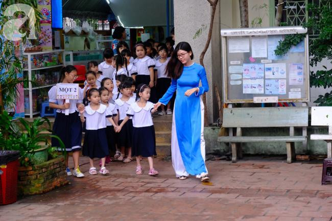  Cô Nguyễn Thị Ngọc Châu, chủ nhiệm lớp 1/2 cho biết hai bé Nguyễn Lê Quách Phượng và Nguyễn Lê Quách Muỗi từ khi vào học hòa nhập khá tốt.