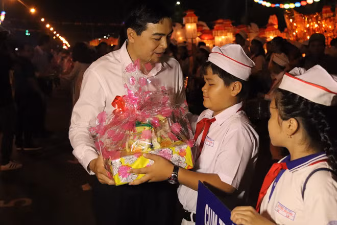  Ông Nguyễn Hoài Anh- Phó chủ tịch Hội đồng nhân dân tỉnh tặng bánh trung thu cho các em học sinh Phan Thiết tối 11/9 - Ảnh: Quế Hà