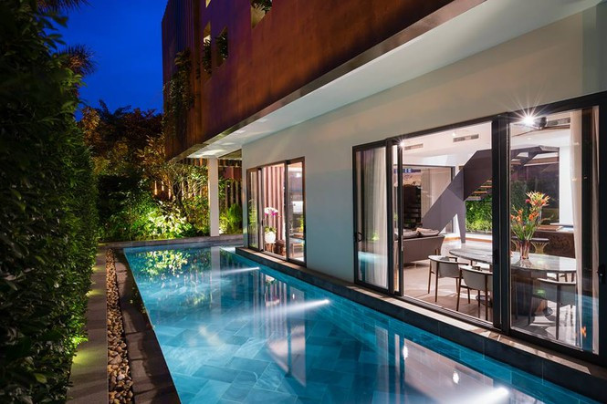 Ngồi phòng khách, ăn có thể ngắm bể bơi ngoài trời sang chảnh.