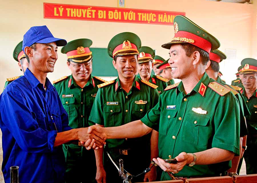  Trung tướng Lê Quý Đạm-Chủ nhiệm Tổng cục Kỹ thuật biểu dương sáng kiến, cải tiến kỹ thuật của Trung úy quân nhân chuyên nghiệp Nguyễn Khánh Định. Ảnh: N.A.S