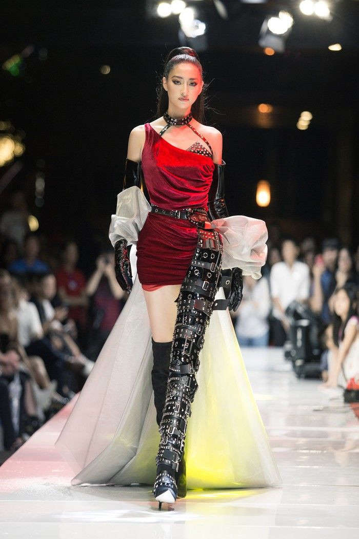 Lương Thùy Linh với đường kẻ mắt sắc lẹm và thần thái ngút ngàn trong một show diễn gần đây