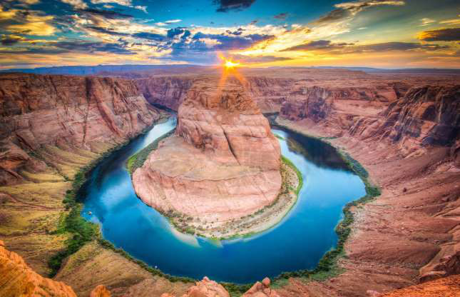  Hoàng hôn ở Horseshoe Bend (khúc quanh hình móng ngựa trên sông Colorado) ở Arizona, Mỹ.