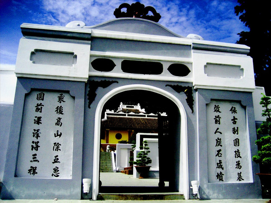  Cổng sơn lăng. Ảnh: Lục Tùng