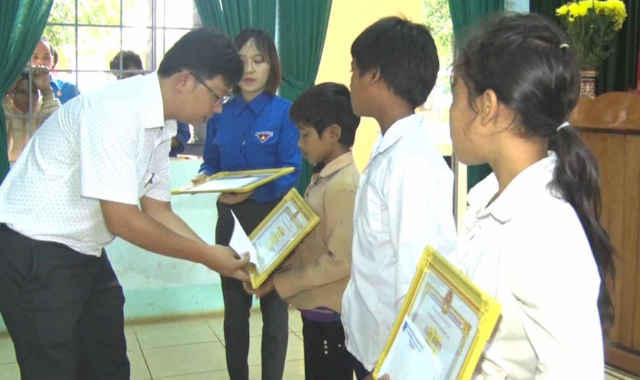 Anh Lê Trọng Phúc-Bí thư Huyện đoàn tặng giấy khen cho 3 học sinh dũng cảm cứu bạn. Ảnh: Lê Văn Châu