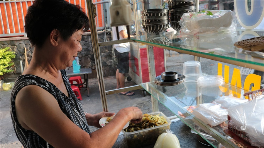  Bà Thúy Lan hằng ngày vẫn bán cháo để mưu sinh và cuộc sống của bà lúc nào cũng ngập tiếng cười 