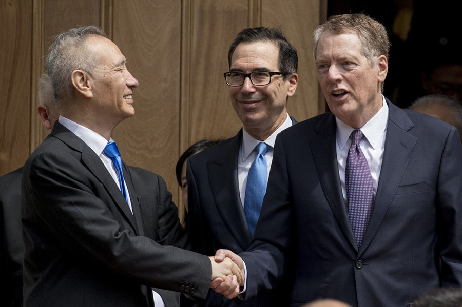 Phó Thủ tướng Trung Quốc Lưu Hạc (trái), đại diện thương mại Mỹ Robert Lighthizer (phải) và Bộ trưởng Tài chính Steven Mnuchin tại vòng đàm phán thứ 12 ở Bắc Kinh. (Ảnh: Polotico) Phó Thủ tướng Trung Quốc Lưu Hạc (trái), đại diện thương mại Mỹ Robert Lighthizer (phải) và Bộ trưởng Tài chính Steven Mnuchin tại vòng đàm phán thứ 12 ở Bắc Kinh. (Ảnh: Polotico)