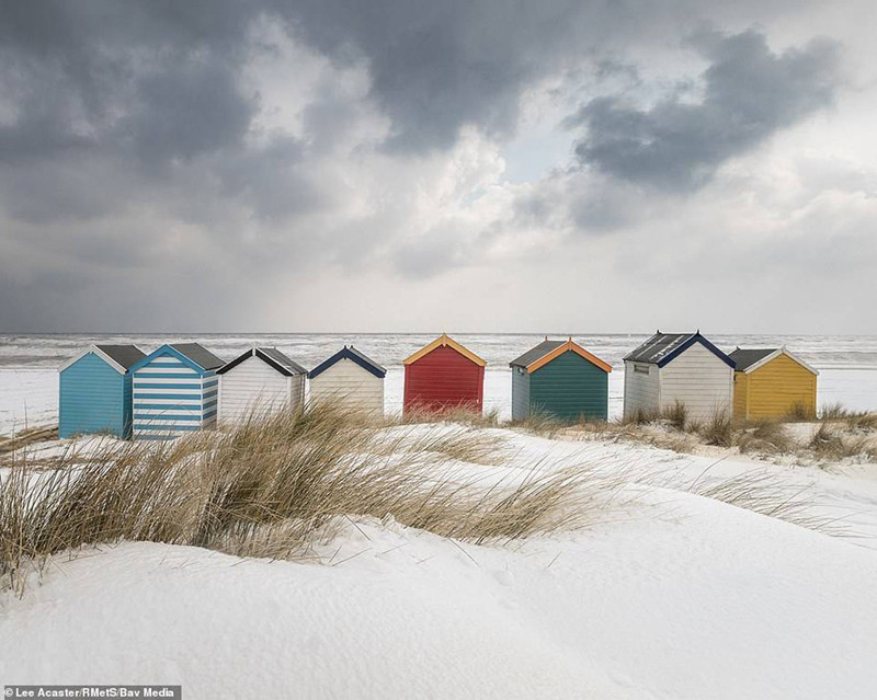 Nhà nghỉ bãi biển bên bờ tuyết ở Southwold, Suffolk (Ảnh: Lee Acaster).