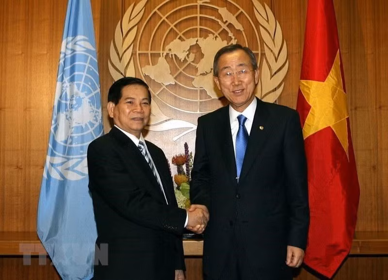 Chủ tịch nước Nguyễn Minh Triết gặp Tổng thư ký Liên hợp quốc Ban Ki-moon trong chuyến tham dự Khóa họp 64 Đại hội đồng Liên hợp quốc tại New York (Mỹ) từ 23-26/92009. (Ảnh: Nguyễn Khang/TTXVN)