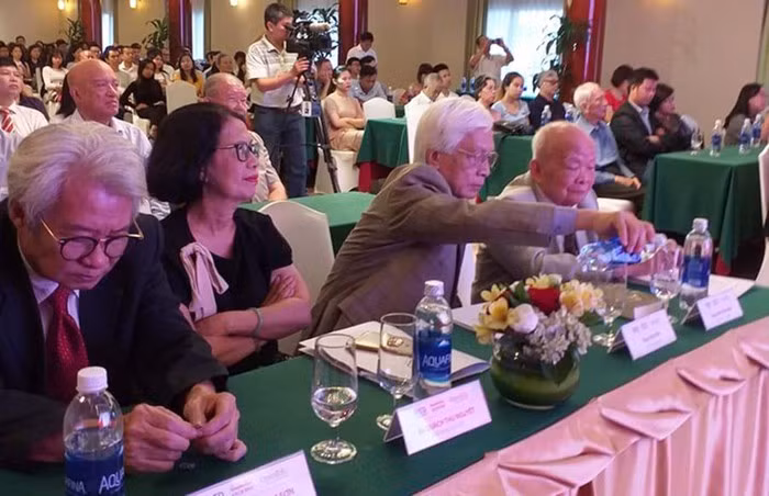 Ban tổ chức công bố kết quả bình chọn Giải Sách Hay ở các hạng mục. Ảnh Hùng Khoa - Dạ Ngân