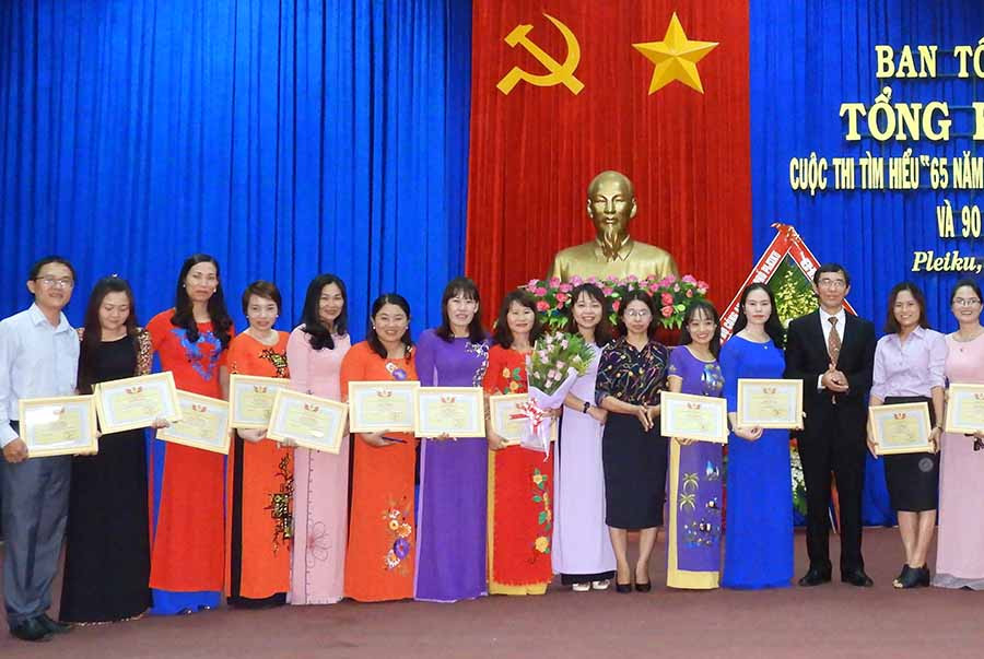 Trao giải cho các thí sinh. Ảnh: T.N Trao giải cho các thí sinh. Ảnh: T.N