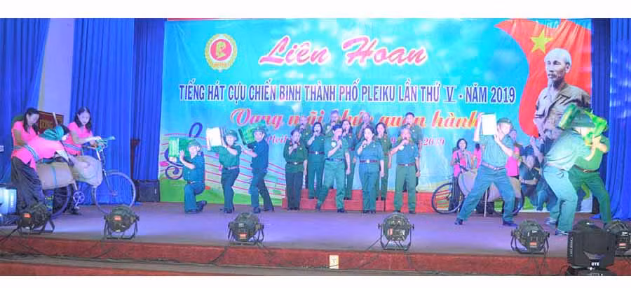  Tiết mục đồng ca “Chẳng kẻ thù nào ngăn nổi bước ta đi” của Hội CCB phường Hoa Lư đạt giải A tại liên hoan.Ảnh: Đ.Y