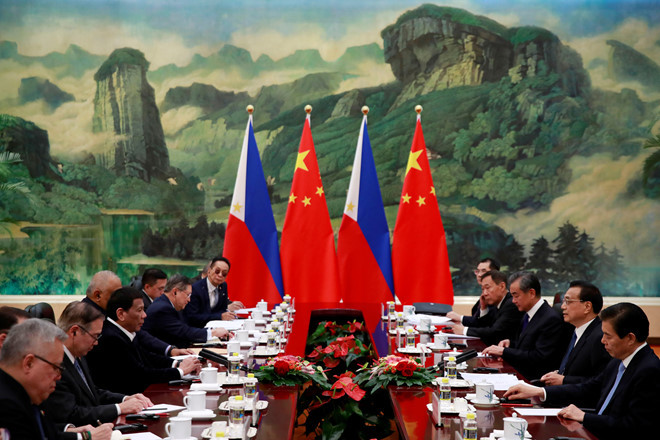 Tổng thống Philippines Rodrigo Duterte và Thủ tướng Trung Quốc Lý Khắc Cường hội đàm ở Bắc Kinh ngày 30/8 - Ảnh Reuters