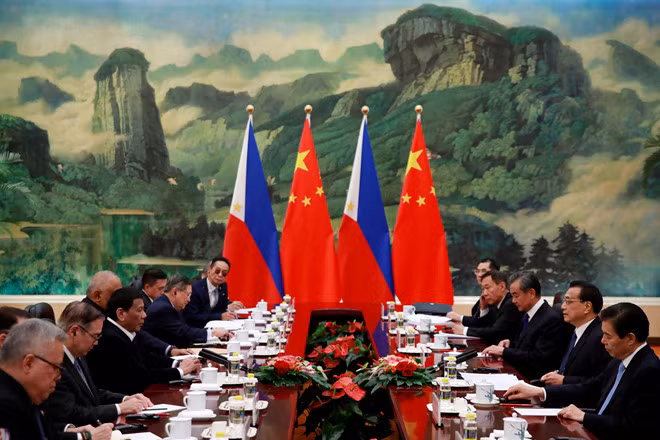 Tổng thống Philippines Rodrigo Duterte và Thủ tướng Trung Quốc Lý Khắc Cường hội đàm ở Bắc Kinh ngày 30/8 - Ảnh Reuters