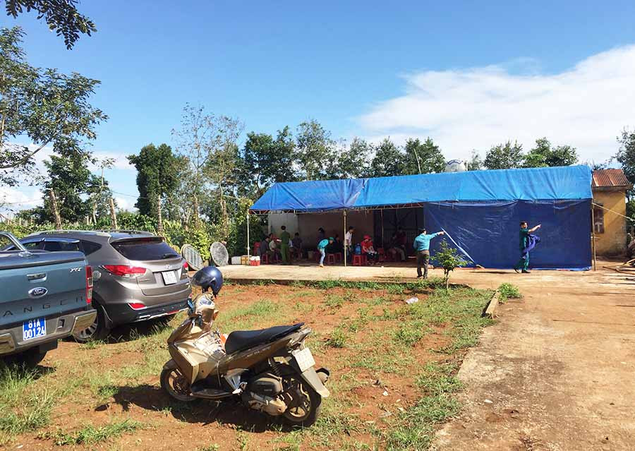 Lực lượng Công an đang phong tỏa hiện trường để điều tra. Ảnh: V.N Lực lượng Công an đang phong tỏa hiện trường để điều tra. Ảnh: V.N